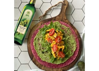 Tortilja z avokadovim namazom, rukolo, umešanim jajcem in paradižnikom