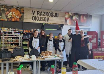 Navihani trgovci iz Srednje šole Slov. Bistrica očarali s toplimi sendviči