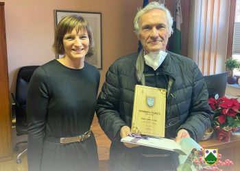 Županja Poljčan, dr. Petra Vrhovnik dolgoletnemu zdravniku dr. Marjanu Colnariču izroča spominsko plaketo