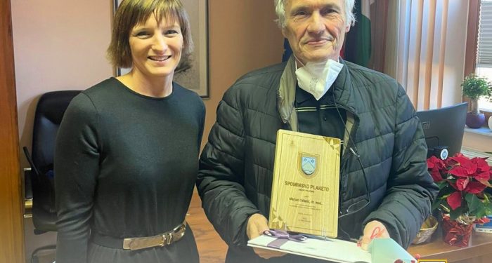 Županja Poljčan, dr. Petra Vrhovnik dolgoletnemu zdravniku dr. Marjanu Colnariču izroča spominsko plaketo
