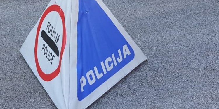 V prometni nesreči huje poškodovan kolesar