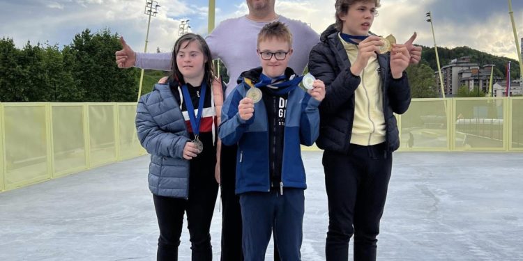 Na sliki (od leve proti desni) Lora, Žak in Miha, tisti veliki nasmejan do ušes je Gorazd