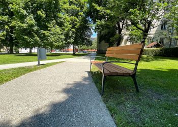 V parku med občinsko stavbo in upravno enoto nove klopi