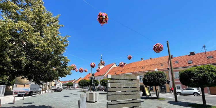 Cvetlične krogle in sladoled – pozdrav poletju v Slovenski Bistrici