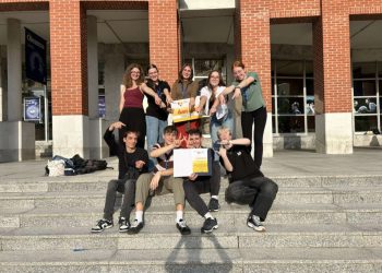 Srednješolski lutkarji Vizionarji s priborom