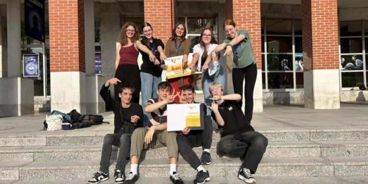 Srednješolski lutkarji Vizionarji s priborom