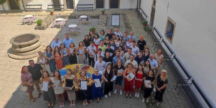 Bistriški maturantje vsi uspešni na maturi, dva tudi zlata