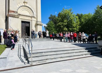 Vseslovensko petje s srci pred cerkvijo sv. Jerneja v Slovenski Bistrici