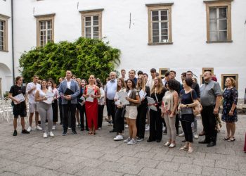 Podelitev maturitetnih spričeval tudi zlatemu maturantu