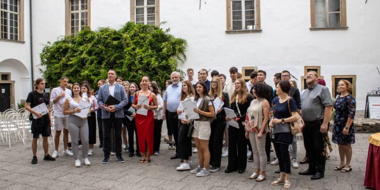 Podelitev maturitetnih spričeval tudi zlatemu maturantu