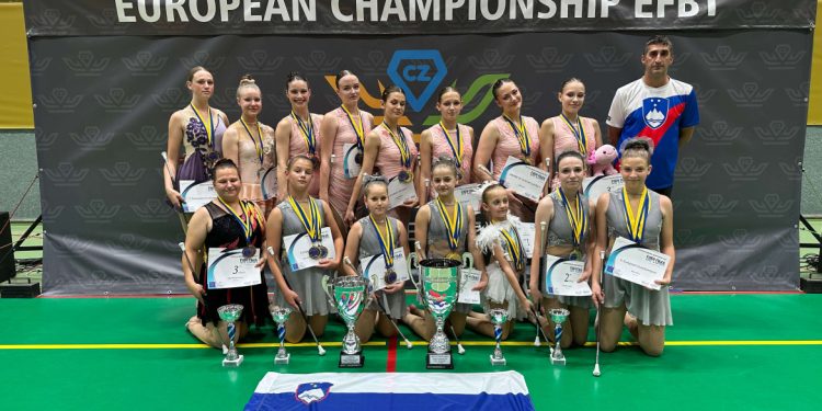 12 zlatih, 8 srebrnih in 9 bronastih za Twirling klub Sašo