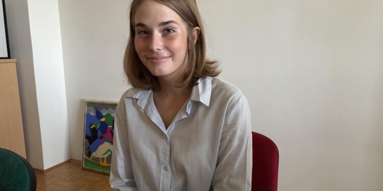 Ana Iršič nagrajeno raziskovalno nalogo predstavila na Krkinem simpoziju