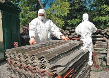 Po neurju s točo več kot 600 ton odpadnih salonitnih plošč