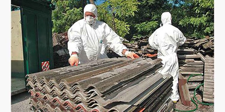 Po neurju s točo več kot 600 ton odpadnih salonitnih plošč