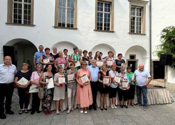 27. Podobe bistriških domačij s pestro ponudbo