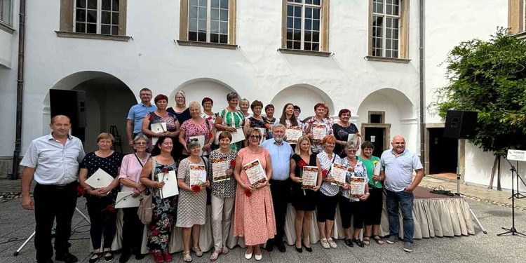 27. Podobe bistriških domačij s pestro ponudbo
