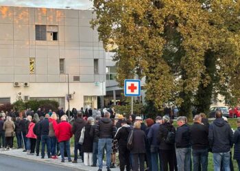 Dolga kolona pred zdravstvenim domom – kaos umirila policija