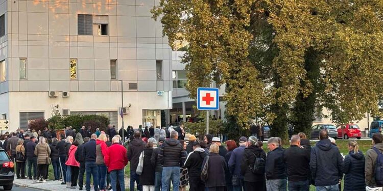 Dolga kolona pred zdravstvenim domom – kaos umirila policija
