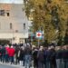 Dolga kolona pred zdravstvenim domom – kaos umirila policija