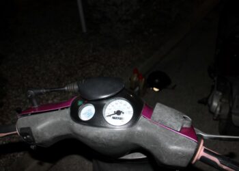 Prehitra mladoletna mopedista