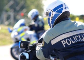 Nespametna vožnja kolesarja in mopedista vzrok za hudo telesno poškodbo