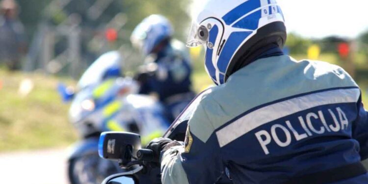 Nespametna vožnja kolesarja in mopedista vzrok za hudo telesno poškodbo