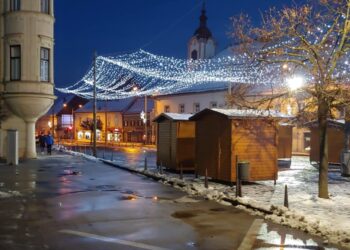 Mesto pripravljeno na prižig prazničnih luči
