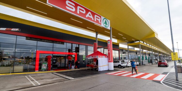 Prenovljen SPAR ponovno odprl svoja vrata 