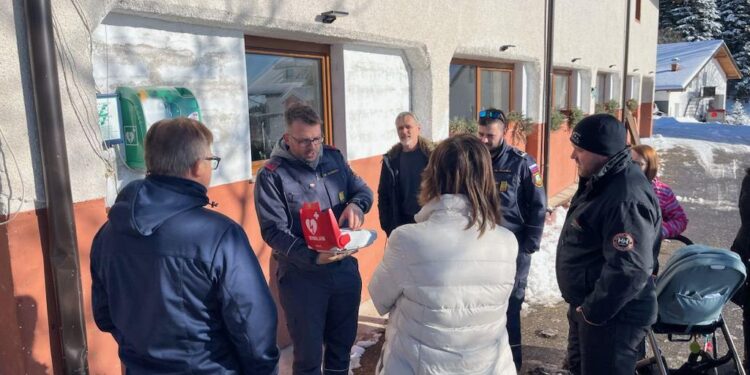 Novi defibrilatorji v tri krajevne skupnosti
