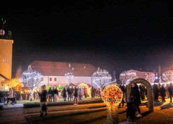 Prižig prazničnih lučk v Oplotnici navdušil obiskovalce