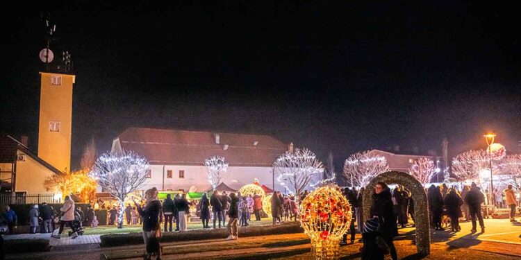 Prižig prazničnih lučk v Oplotnici navdušil obiskovalce