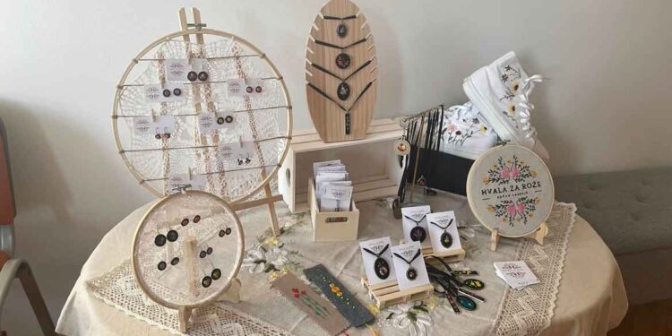 Slavica Pernat navdušuje s svojimi vezeninami