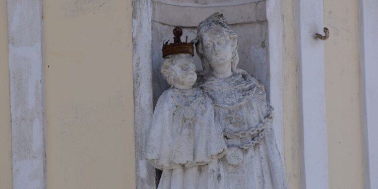 Hišna Marija brez obličja