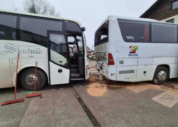 V Oplotnici trčila avtobusa