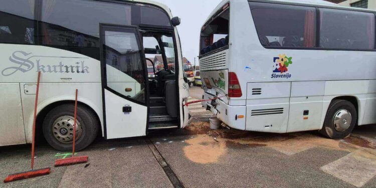 V Oplotnici trčila avtobusa