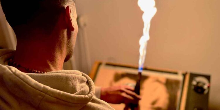 Daniel Ramalan ustvarja z ognjem