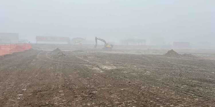 Na gradbišču poslovno-upravne stavbe Komunale Slovenska Bistrica, zabrneli stroji