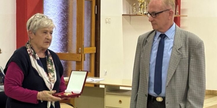 Zlata plaketa ZDUS za odlično delovanje bistriškega društva upokojencev