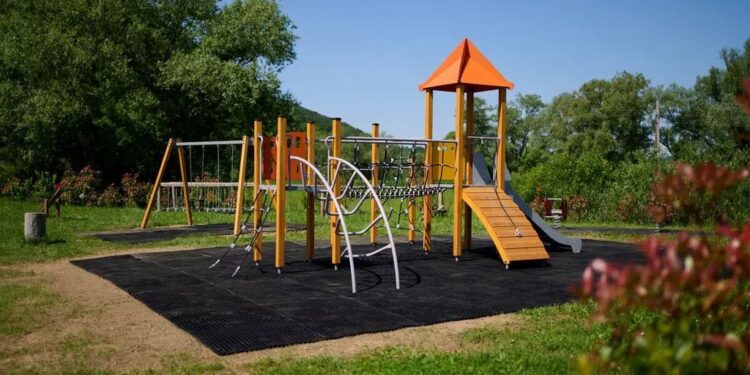 V Studenicah postavili nova otroška igrala