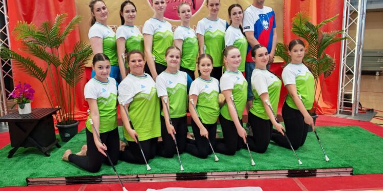 Twirling klub Sašo z 9 medaljami iz Španije