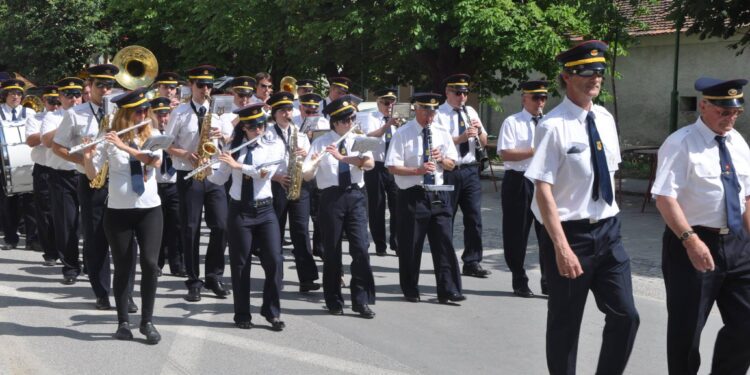 Na Spodnji Polskavi v sončno pomlad ob zvokih godb na pihala