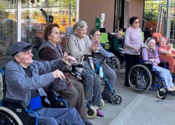 Prvomajska budnica v domu starejših