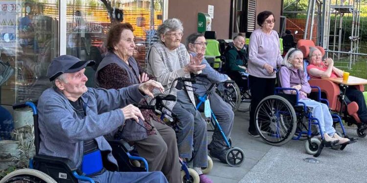 Prvomajska budnica v domu starejših