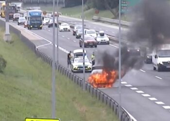 Na avtocesti gori vozilo