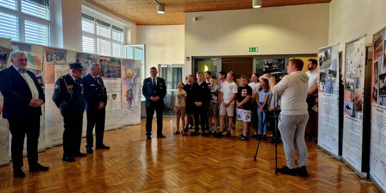 Na Zgornji Ložnici odprli razstavo Vojna za Slovenijo 1991