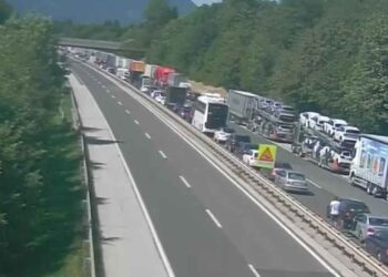 Zaradi prometne nesreče je promet preusmerjen na lokalne ceste