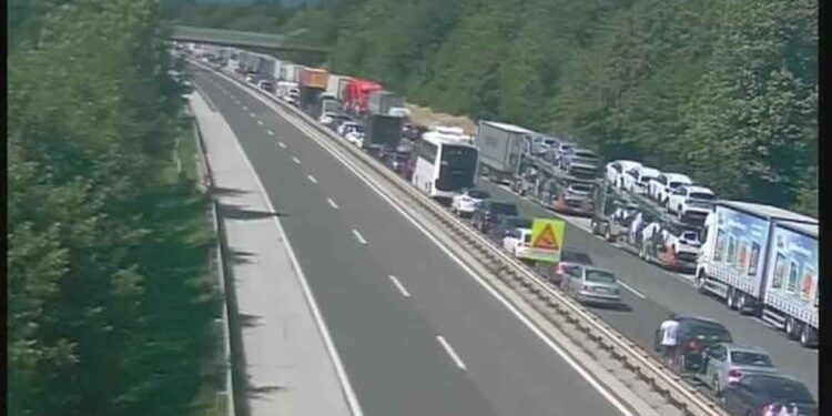 Zaradi prometne nesreče je promet preusmerjen na lokalne ceste