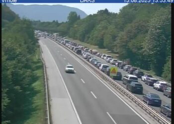Zaradi nesreče na avtocesti spet zastoji