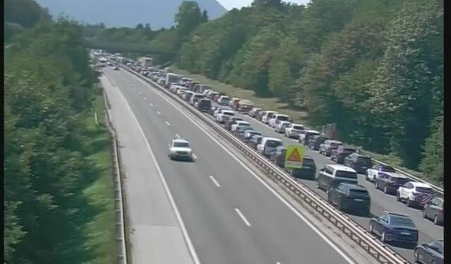 Zaradi nesreče na avtocesti spet zastoji