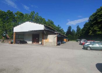 Občina napoveduje odstranitev dotrajanega hangerja pri bistriškem parku